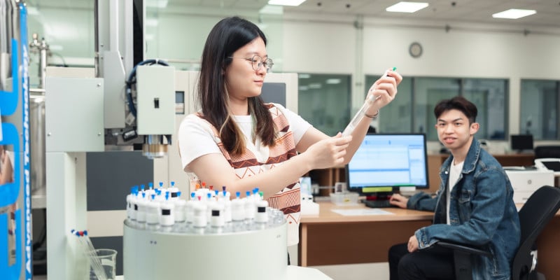 chemistry-researchers-2