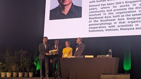 Dr pak receiving award