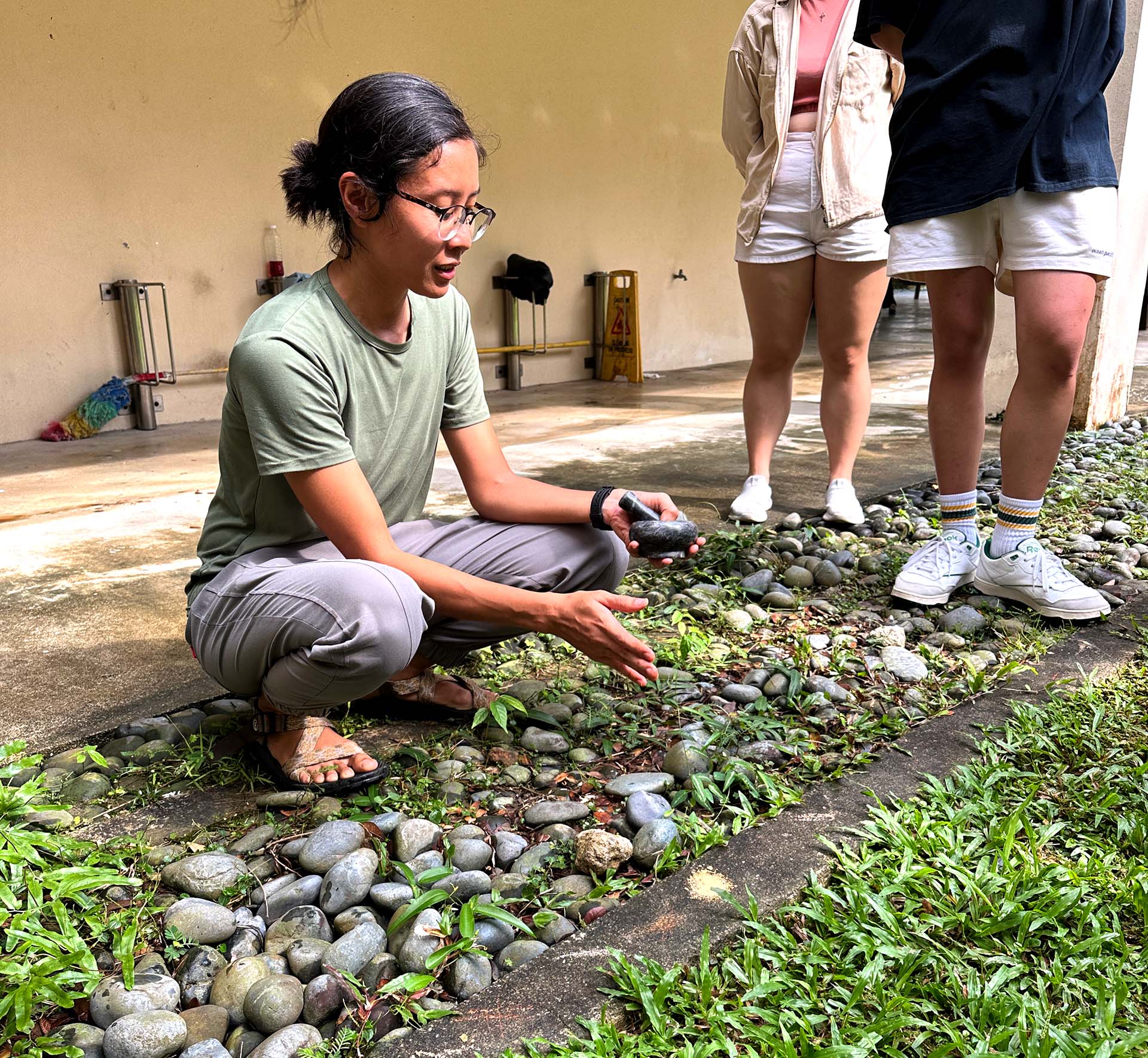Wild Dot Shirin demonstrating the scratch test