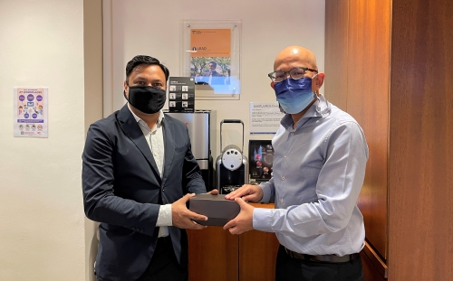 Mr Amit Jain presenting a memento to Mr Zainal Arif Mantaha