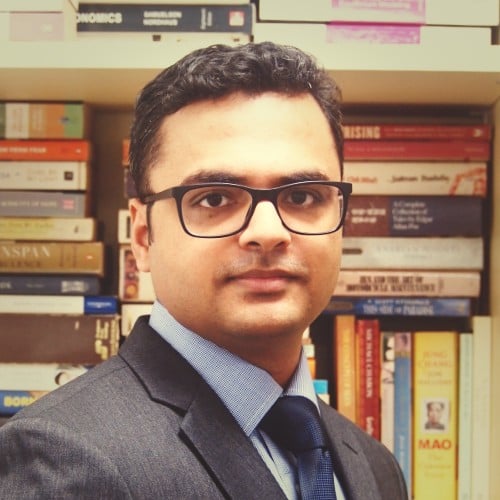 Dr Akshar Saxena Headshot
