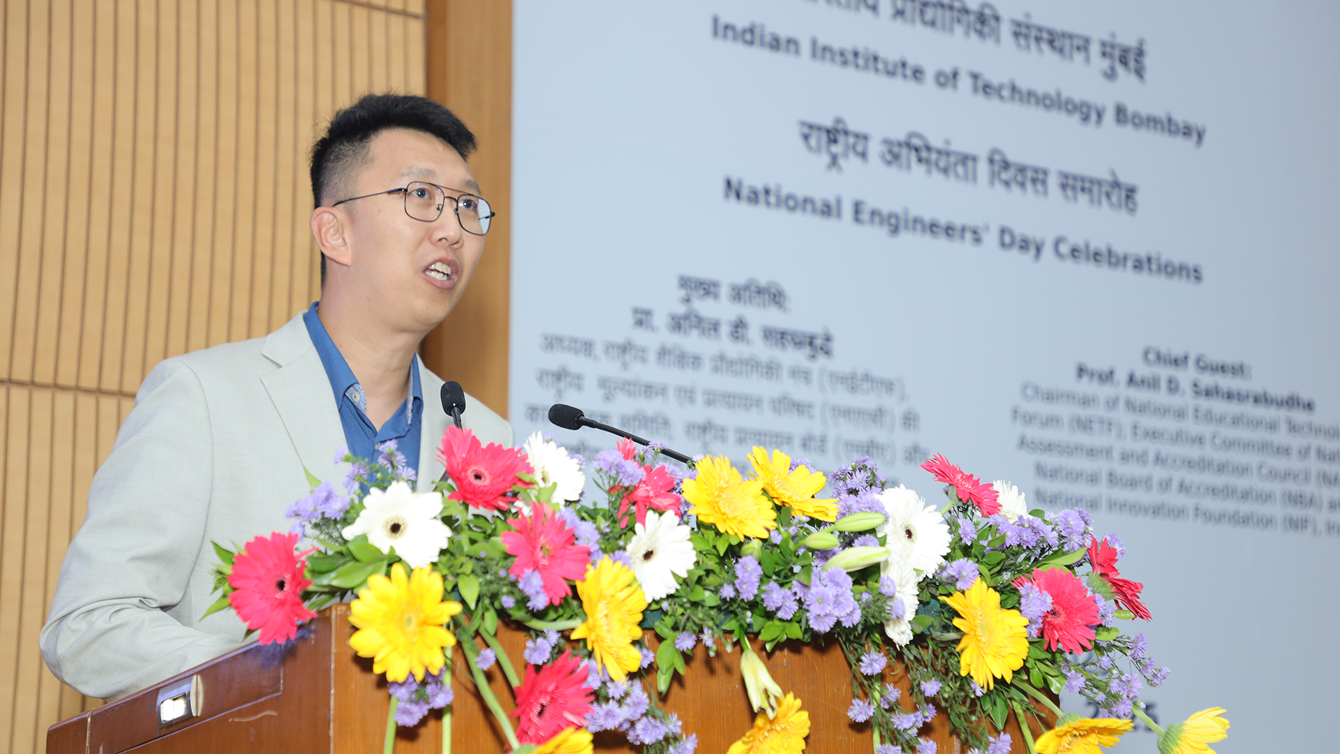 Prof Loy Chen Change speaking to the audience at the IIT Bombay International Award 2025