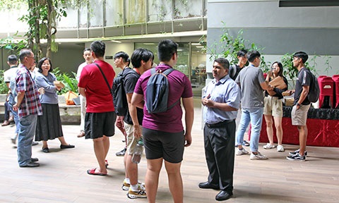 Thumbnail photo of university students meet their mentors.