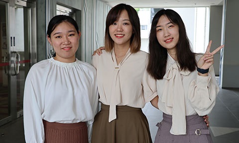 Photo of 3 female undergraduates.