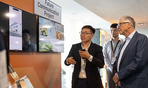 Photo of CCDS student presenting his project to Mr Bill Gates.