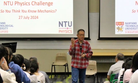 Associate Professor Elbert Chia giving a lecture.
