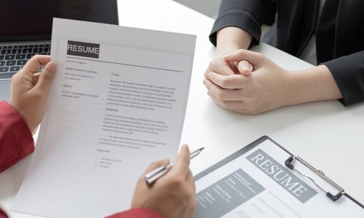 Person holding a resume