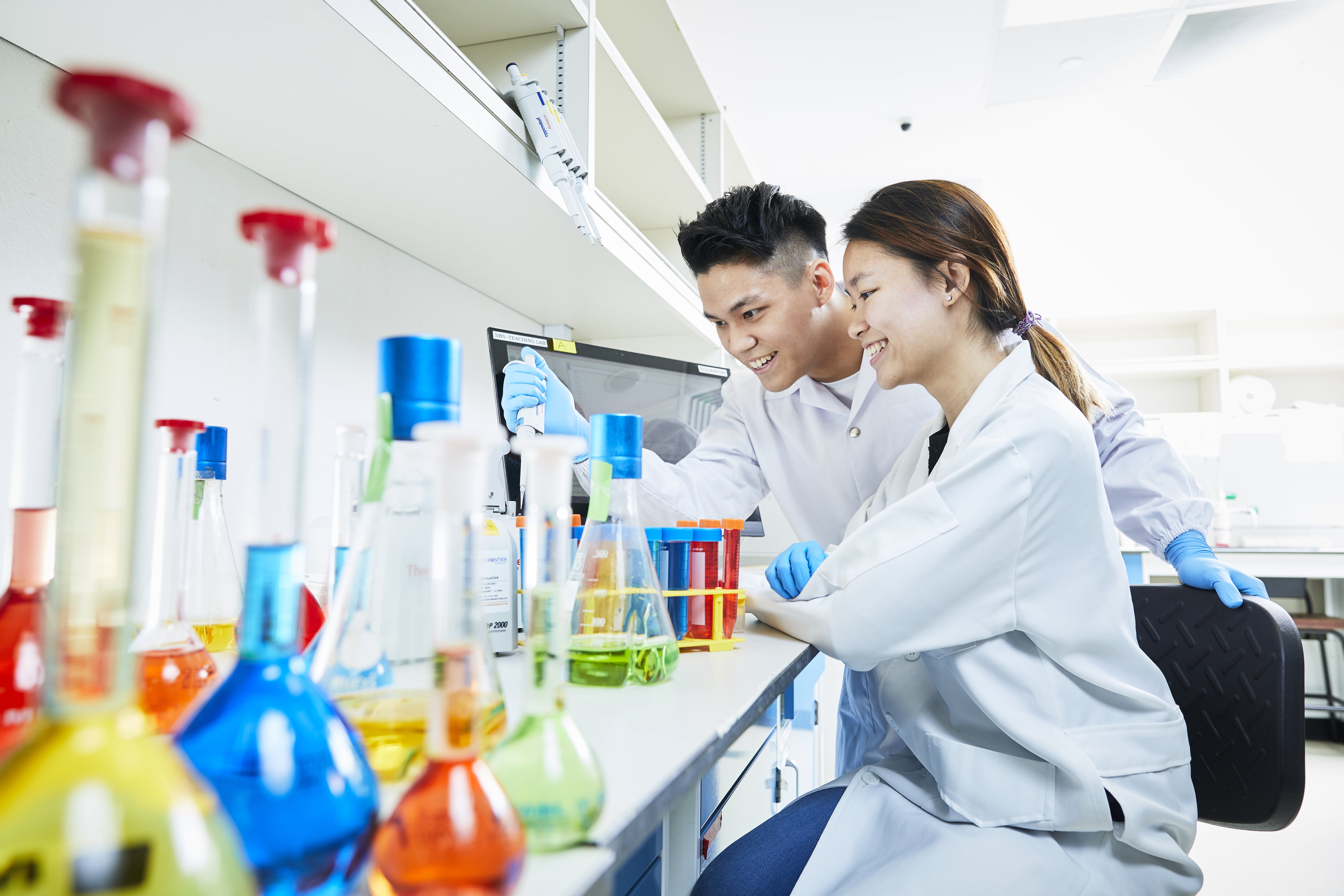 Two students in a SBS lab