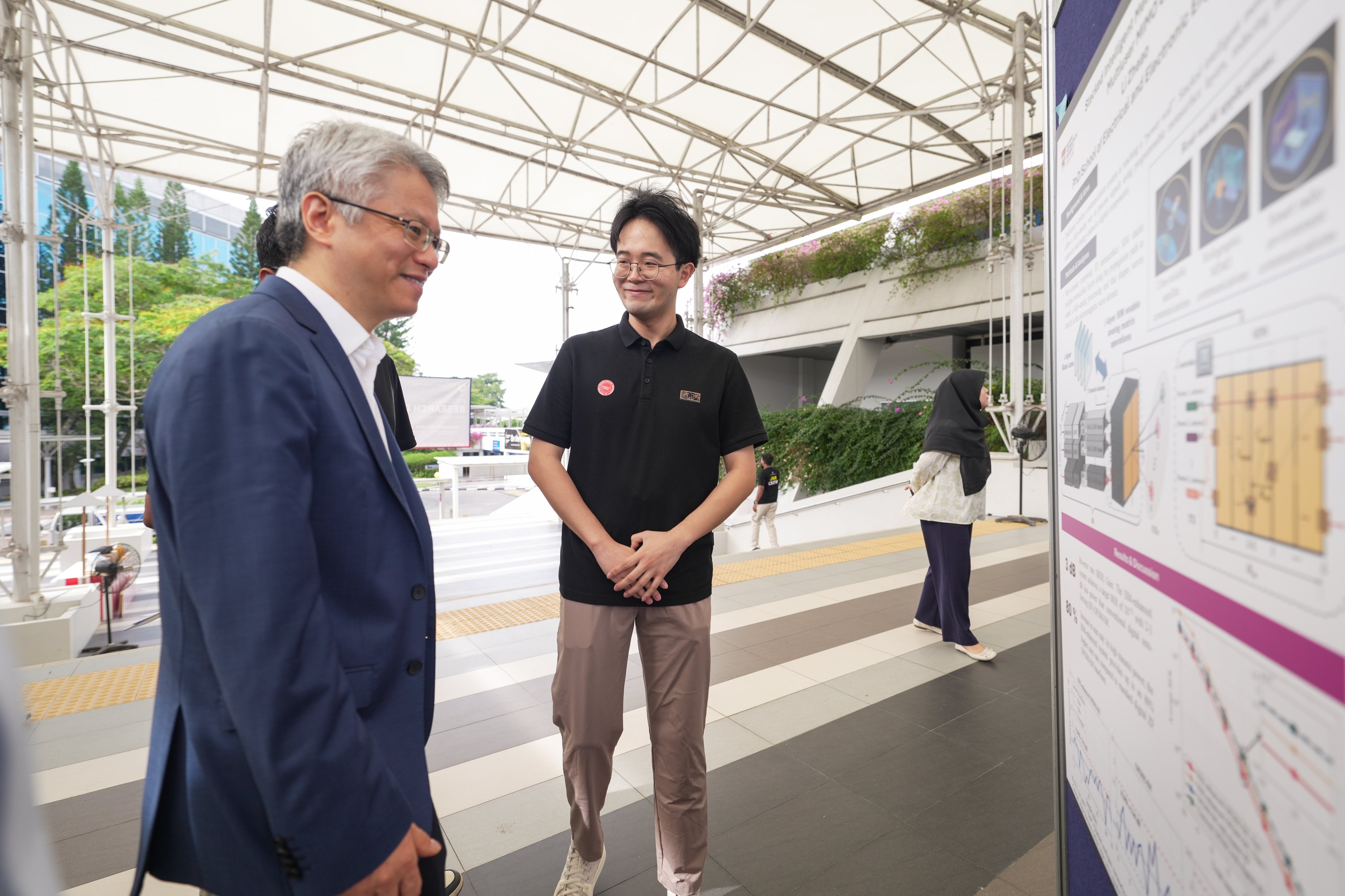Prof. Wen Yonggang, Dean of Graduate College at the Poster Exhibition