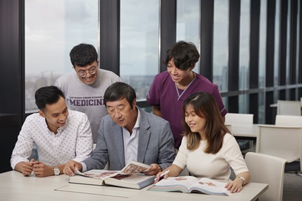 Dean Prof Sung with LKCMedicine Students