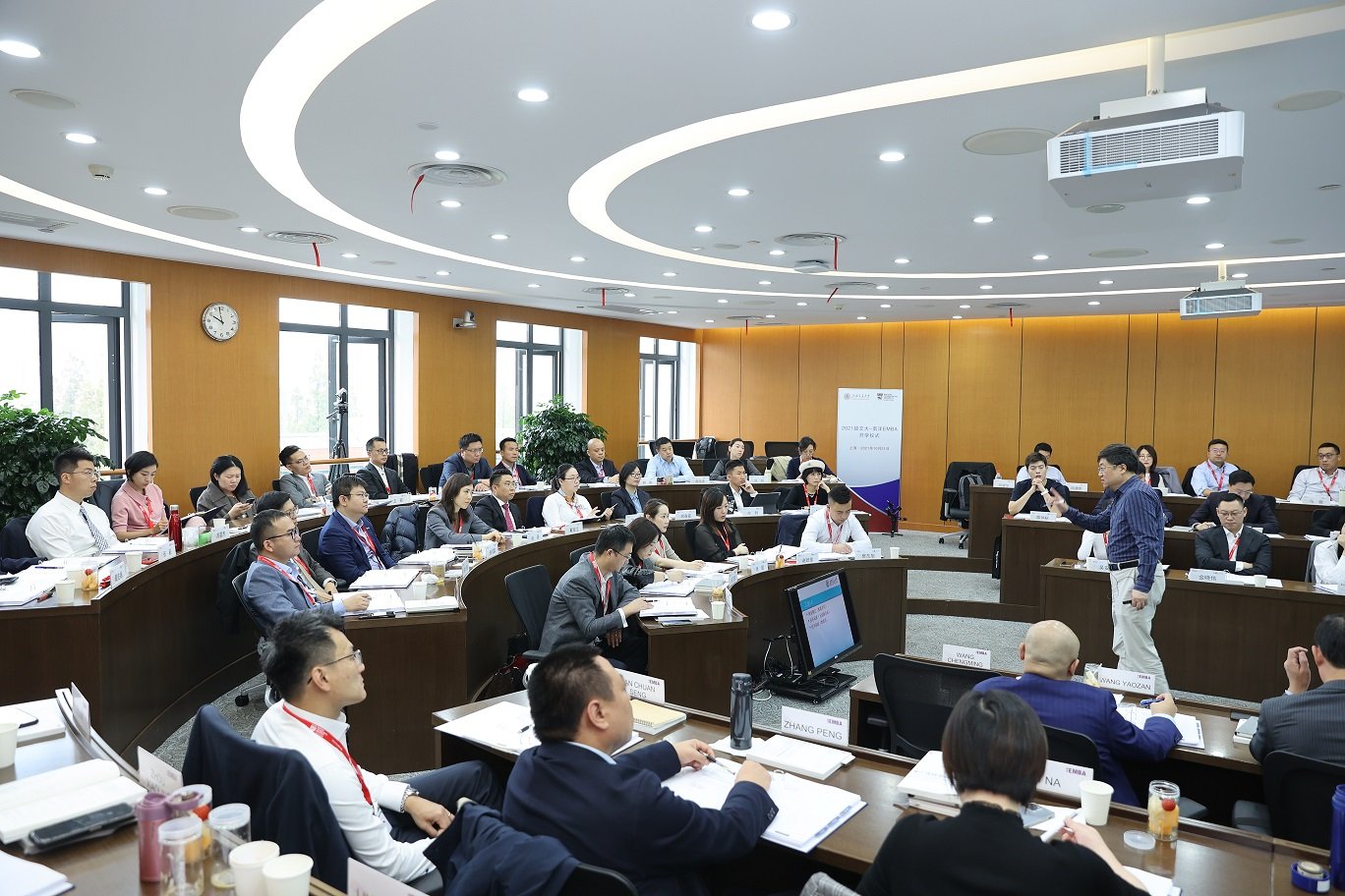 学生在交大课堂专心听讲