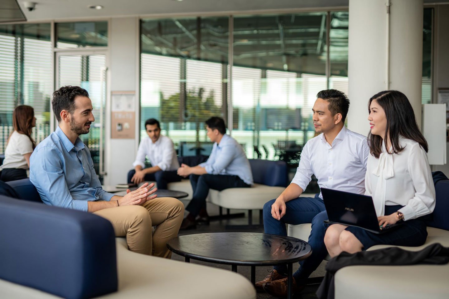 Nanyang MBA local and international students discussing about exchange opportunities