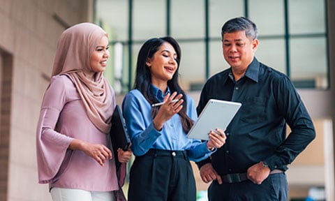 iPad 3 Adults Holding iPad outside Lecture Theater 1 Malay Lady in Pink (480x288px)